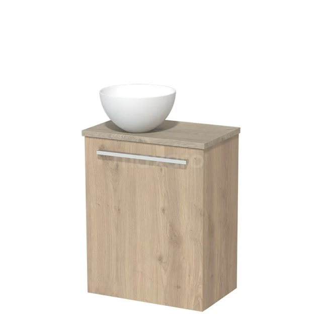 Compact houten badkamermeubel met eiken finish en witte waskom, ideaal voor kleine badkamers en moderne inrichting.