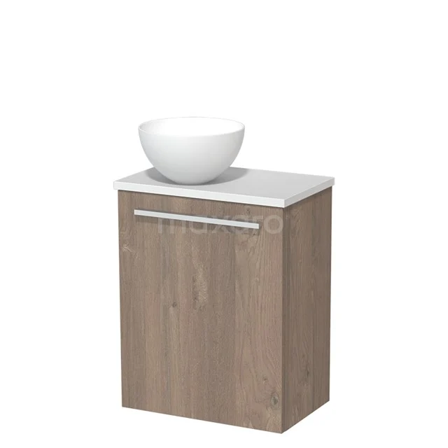 Houten badkamermeubel met witte wastafel, modern design, enkel kastdeurtje en keramische top voor een strakke uitstraling.