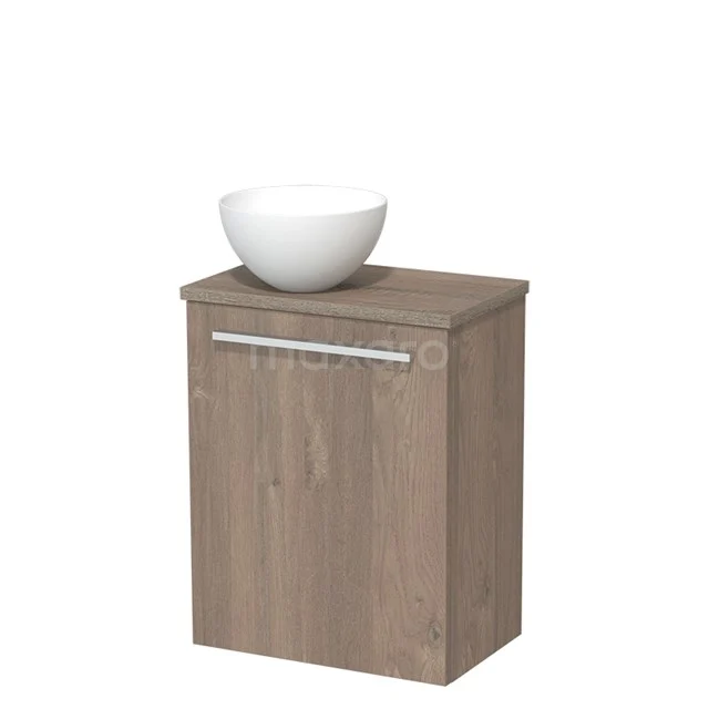 Houten badkamerkast met witte wastafelkom, moderne handgreep en compacte vorm, perfect voor een stijlvolle badkamer.