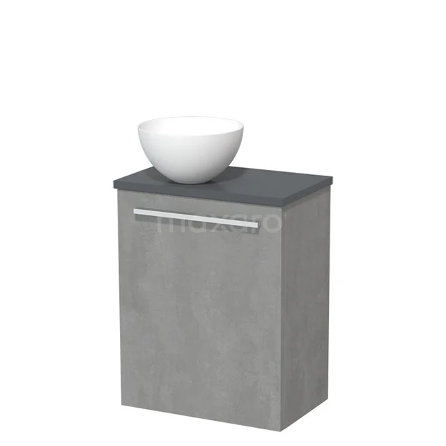 Grijze badkamerkast met witte waskom, moderne betonlook, compact ontwerp en metalen handgreep, ideaal voor kleine badkamers.