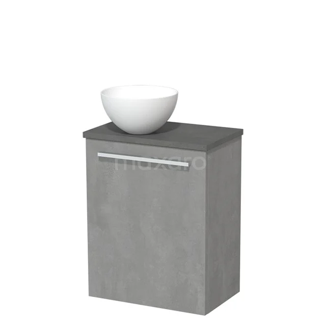 Grijs badkamermeubel met betonlook, enkelvoudige wastafel en witte opbouwkom; modern design geschikt voor compacte badkamers.