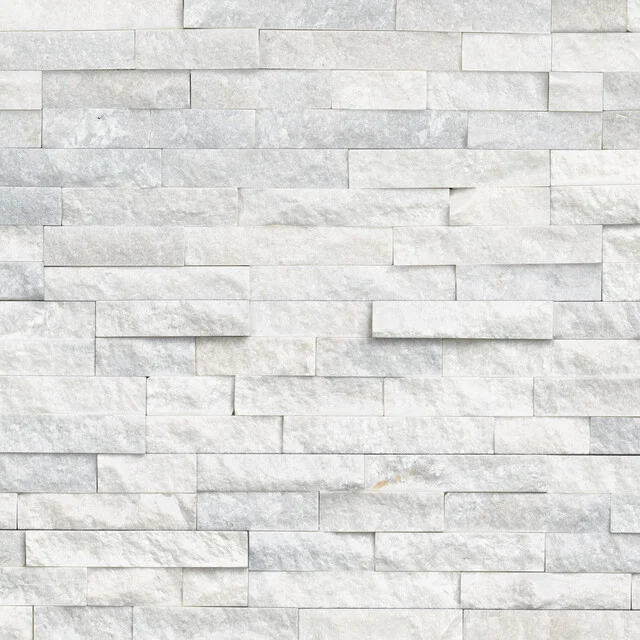 Weiße Natursteine Wandfliese mit einem rustikalen, geschichteten Design, ideal für eine moderne Badezimmerwand.