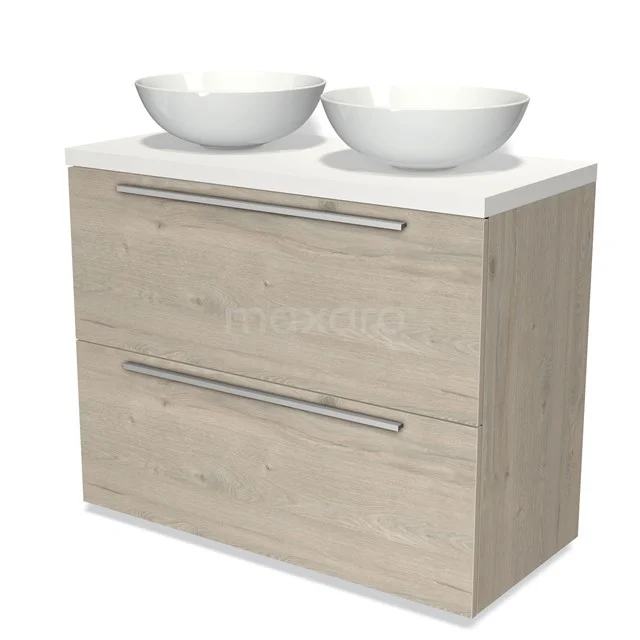 Licht holzfarbiges Badezimmermöbel mit zwei weißen Waschbecken, modernes Design, doppelte Schubladen und schlichte metallische Haltegriffe.