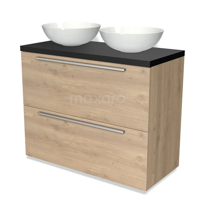 Hölzernes Badezimmermöbel mit zwei weißen Aufsatzwaschbecken, schwarzer Platte und silberfarbenen Haltegriffen; modernes und stilvolles Design.