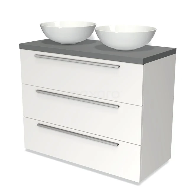 Weißes Badezimmermöbel mit grauer Platte und doppelten Aufsatzwaschbecken, modernes Design mit drei Schubladen und stilvollen Metallhaltegriffen.