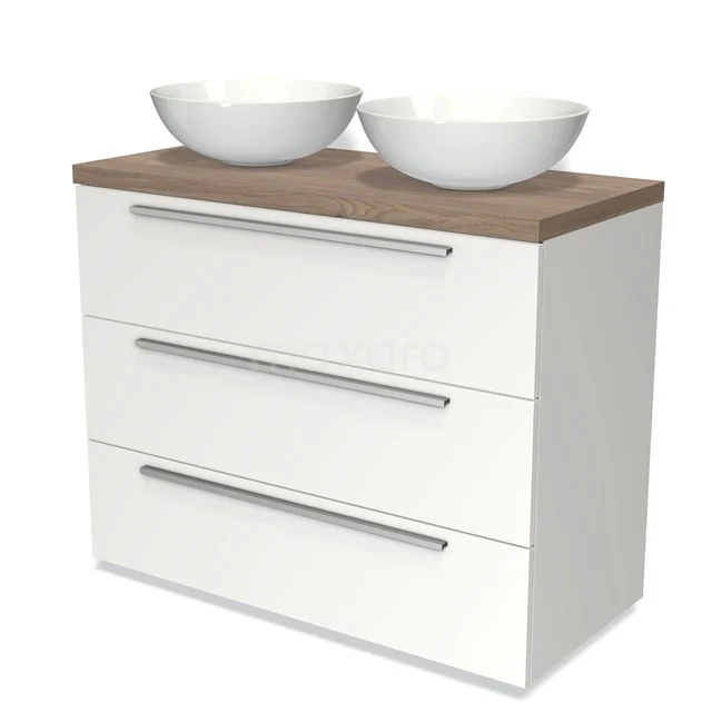 Weißes Badezimmermöbel mit Holzplatte, doppelten Aufsatzwaschbecken und metallischen Haltegriffen, modernes Design für moderne Bäder.