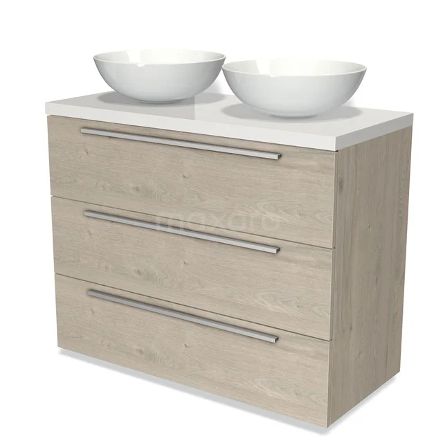 Holz Badezimmermöbel mit doppelten Aufsatzwaschbecken, hell Eiche Oberfläche, ausgestattet mit drei Schubladen mit Metallgriffen.