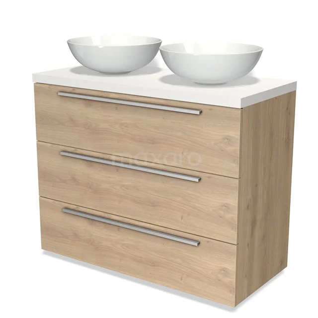 Eichen Badezimmermöbel mit drei Schubladen, doppeltem weißen Aufsatzwaschbecken und chromatischen Griffen; schlichtes und modernes Design.