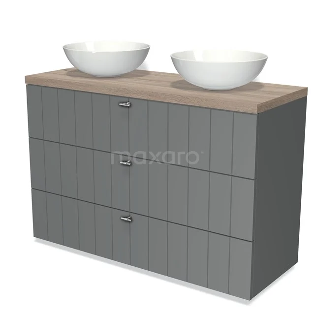 Grijze houten badkamermeubel met dubbel witte waskommen, 3 lades en houtlook blad, perfect voor een moderne badkamer inrichting.