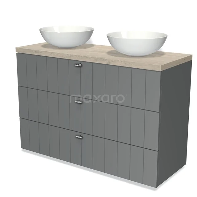 Grijze badkamermeubel met dubbel waskom, houten blad en verticale lijnen; modern design voor stijlvolle badkamerruimte.