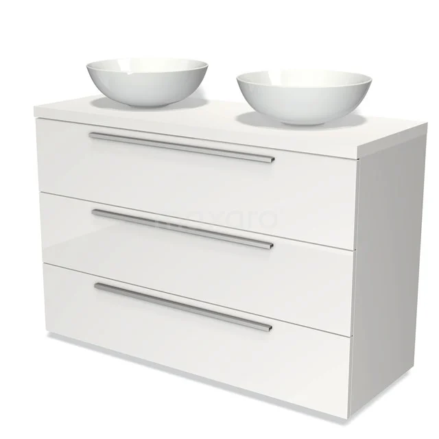 Weiße Badmöbelset mit doppeltem Aufsatzwaschbecken, schlankem Design, metallischen Haltegriffen und drei Schubladen für Stauraum.