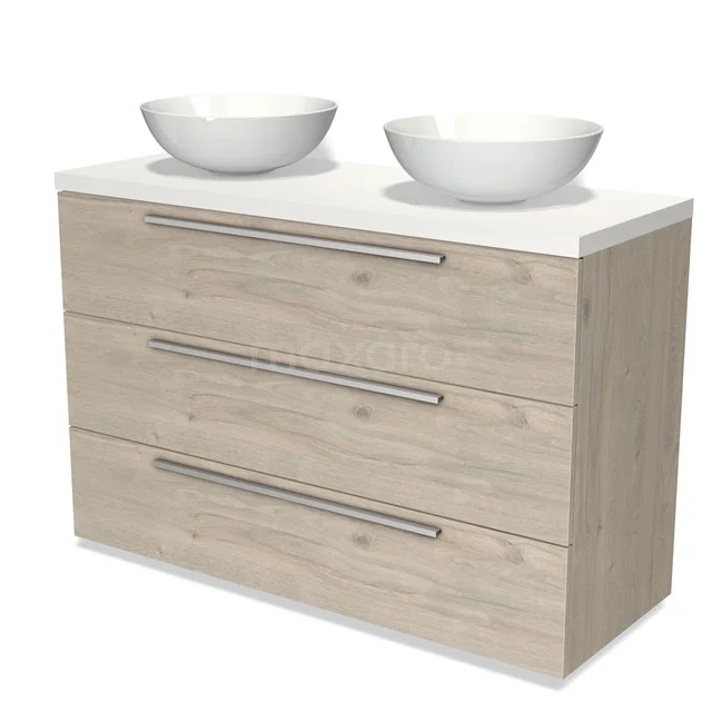 Houten badkamermeubel met dubbele waskommen, moderne vormgeving, licht eiken afwerking en strak metalen handgrepen.