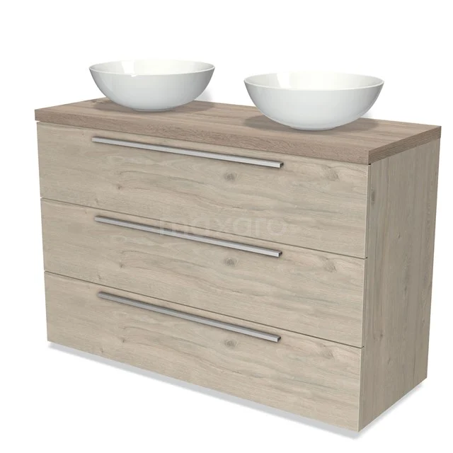 Houten badkamermeubel met dubbele witte wastafels, drie lades en metalen handgrepen, ideaal voor moderne badkamerinrichting.