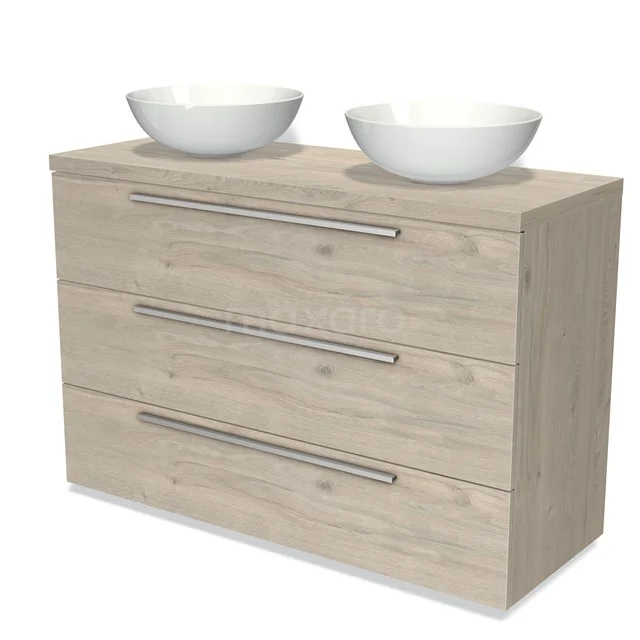 Houten badkamermeubel met licht eiken afwerking, drie lades en dubbele witte wastafelkommen voor een moderne badkamerstijl.
