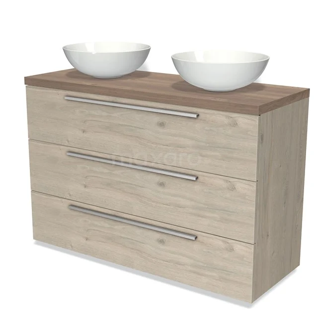 Houten badkamermeubel met twee witte waskommen, natuurlijke houtkleur, drie lades met metalen grepen.