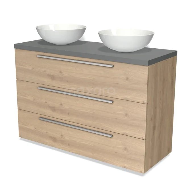 Houten badkamermeubel met dubbele witte waskom, drie lades, grijs blad en moderne roestvrijstalen handgrepen.