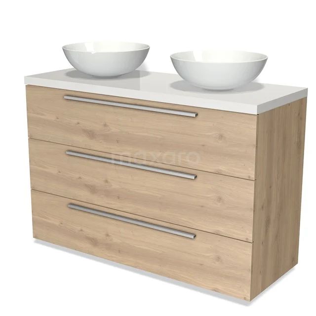 Houten badkamermeubel met dubbele witte waskommen, drie lades en metalen handgrepen voor elegante opslag in de badkamer.