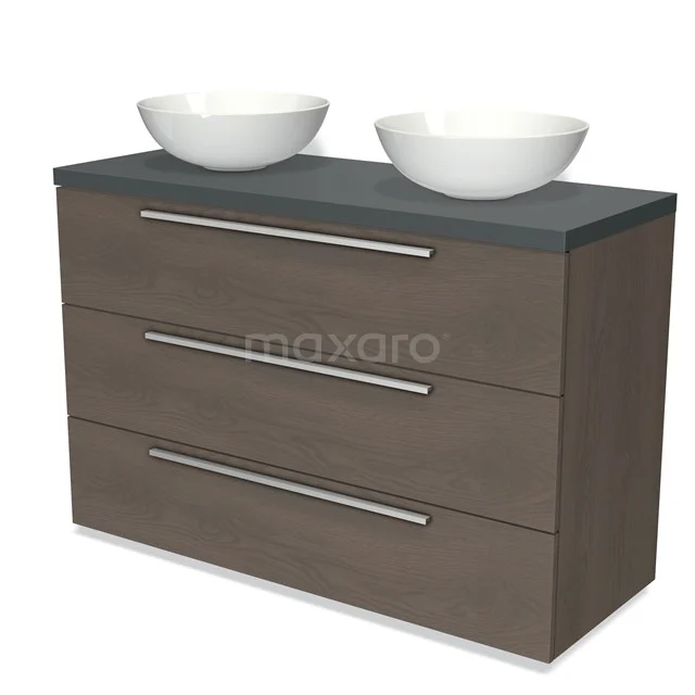 Houten badkamermeubel met donker blad, dubbele witte waskommen en drie lades met zilverkleurige grepen.