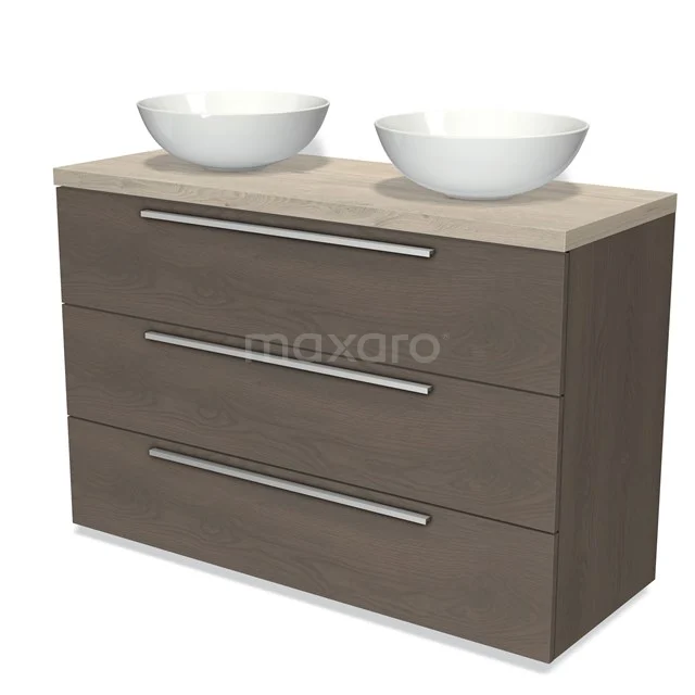 Houten badkamermeubel met twee witte keramische waskommen, modern design en metalen handgrepen, perfect voor stijlvolle badkamers.