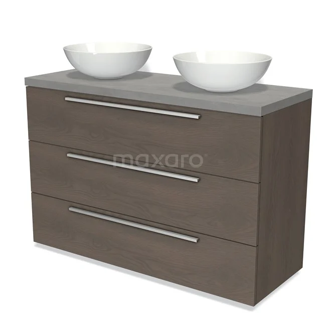 Bruine badkamermeubelset met dubbele witte waskommen, strak design, brede lades en chromen grepen.