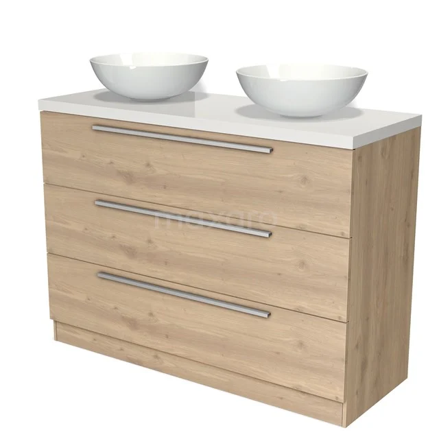Hölzernes Badezimmermöbel mit doppelten weißen Waschbecken, drei Schubladen und modernen metallischen Haltegriffen, perfekt für ein stilvolles Badezimmer.