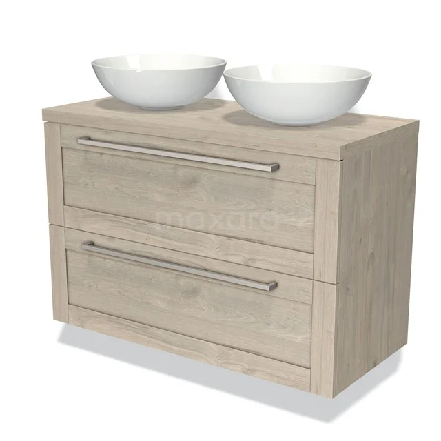 Houten badkamermeubel met twee witte waskommen, moderne uitstraling, dubbele lades en strakke chromen grepen.