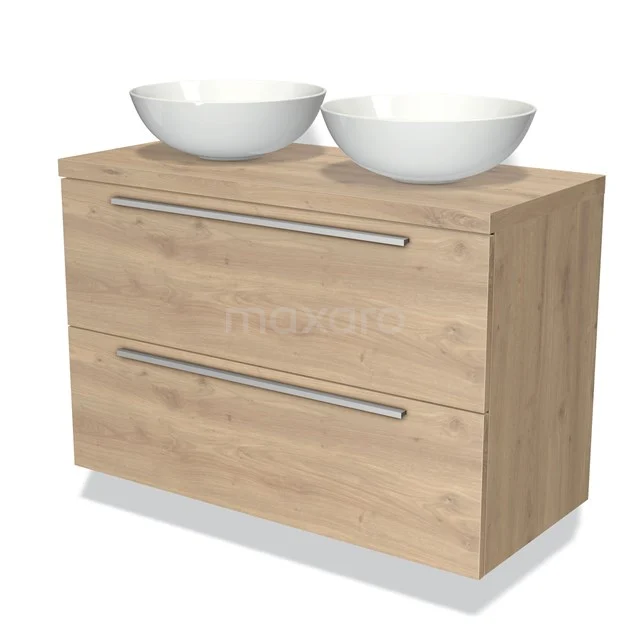Houten badkamermeubel met twee witte waskomschalen, voorzien van twee ruime lades met zilverkleurige handgrepen.