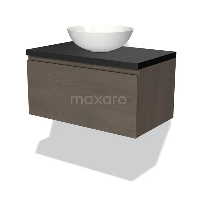 Bruine houten badkamermeubel met zwarte top en witte opbouwkom, strak design voor een moderne badkamerstijl.