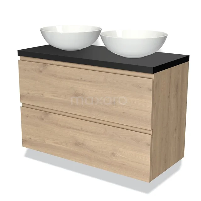 Eikenhouten badkamermeubel met twee witte keramische waskommen en zwart bovenblad, strak design voor moderne badkamers.