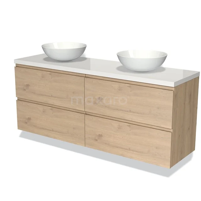 Houten wastafelmeubel met vier lades, witte dubbele opbouwkommen en glazen blad, ideaal voor een moderne badkamer.