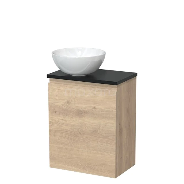 Houten badkamermeubel met naturel eiken uitstraling, zwart blad en witte waskom, ideaal voor een stijlvolle badkamerinrichting.