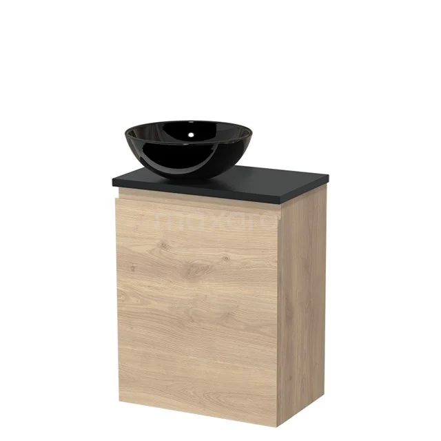 Eiken badkamermeubel met zwarte waskom, compact design en matte afwerking, perfect voor moderne badkamers.