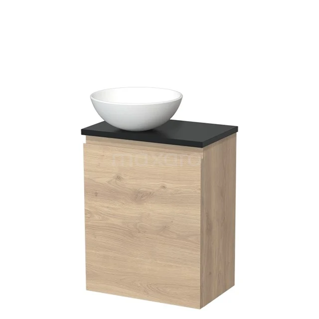 Eiken badkamermeubel met zwarte wasbak, compact design van massief hout, ideaal voor moderne badkamers.