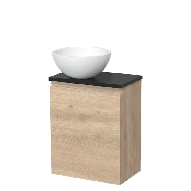 Houten wastafelonderkast met natuurlook, zwart blad en witte waskom, ideaal voor een moderne badkamer.