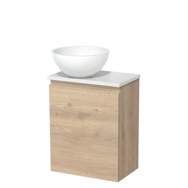 Houten badkamermeubel met een witte keramische wastafel, compacte vorm, ideaal voor moderne badkamerinrichting.