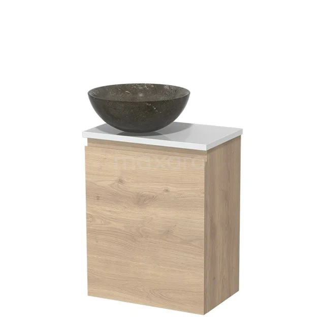 Eikenhouten badkamermeubel met witte wastafelblad en ronde stenen waskom, ideaal voor een moderne badkamerstijl.