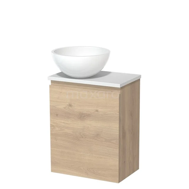 Houten badkamermeubel met wit keramische wastafel, compact design voor moderne badkamers.