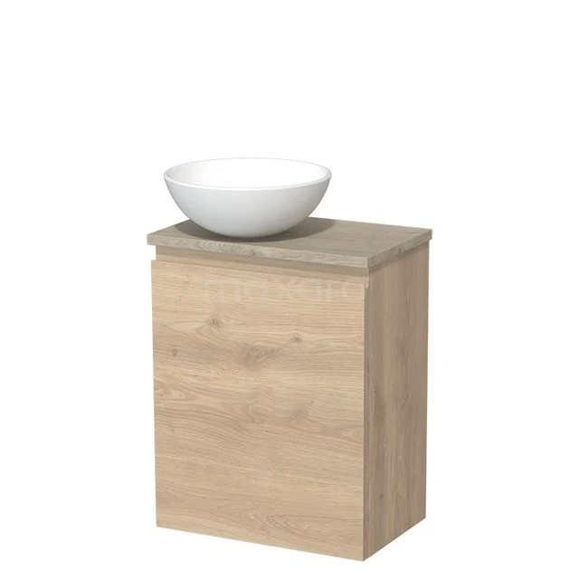 Houten badkamermeubel met natuurlijke eiken look en keramische waskom, ideaal voor een moderne badkamerinrichting.