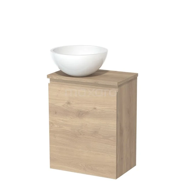 Houten badkamermeubel met een lichte eiken afwerking en een witte keramische wastafel, compact design voor moderne badkamers.