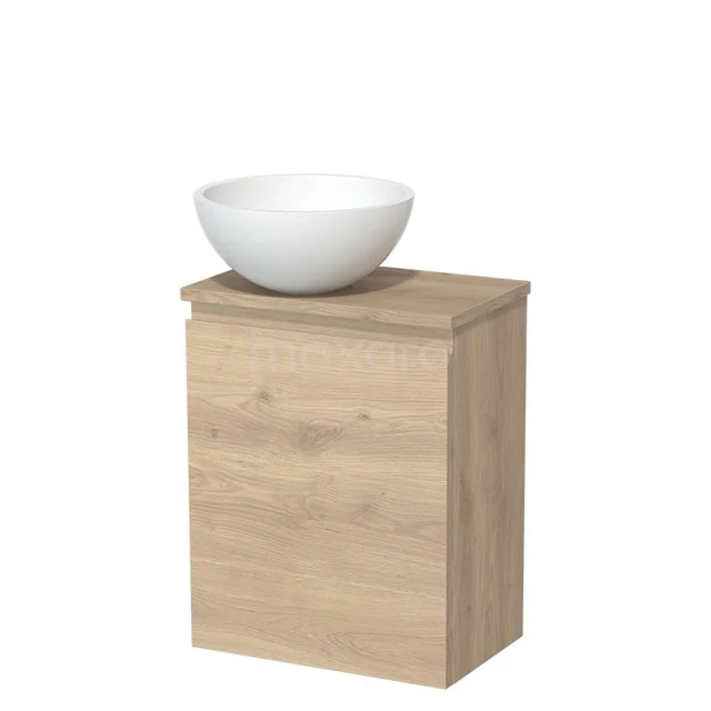Eikenhouten badkamermeubel met witte keramische waskom, compact ontwerp voor moderne badkamers.