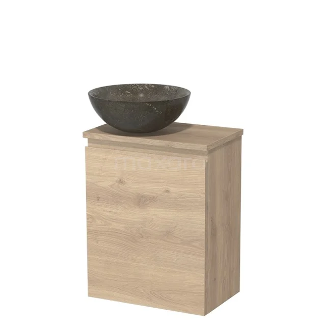 Houten badkamermeubel in eikenlook met zwarte natuurstenen waskom, compact design voor moderne badkamers.