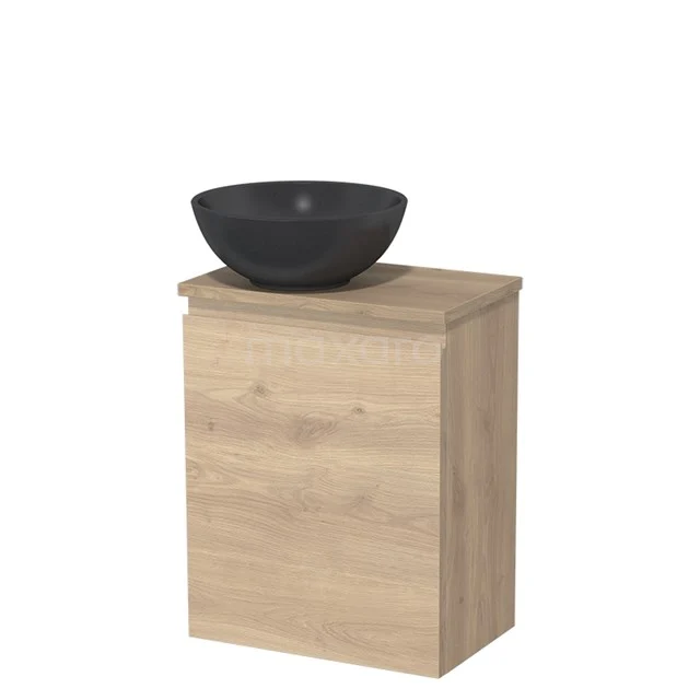 Eiken houten badkamermeubel met zwarte keramische waskom, compact design ideaal voor moderne badkamers.