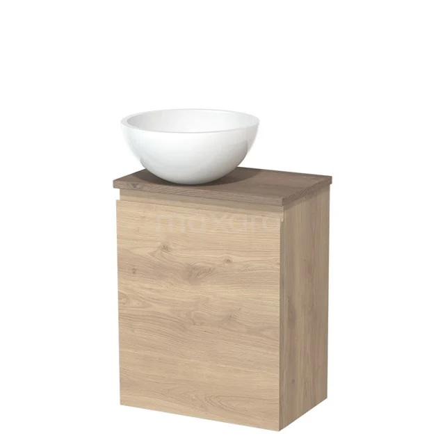 Houten badkamermeubel in eiken look met een wit keramische waskom, compact design ideaal voor kleine badkamers.
