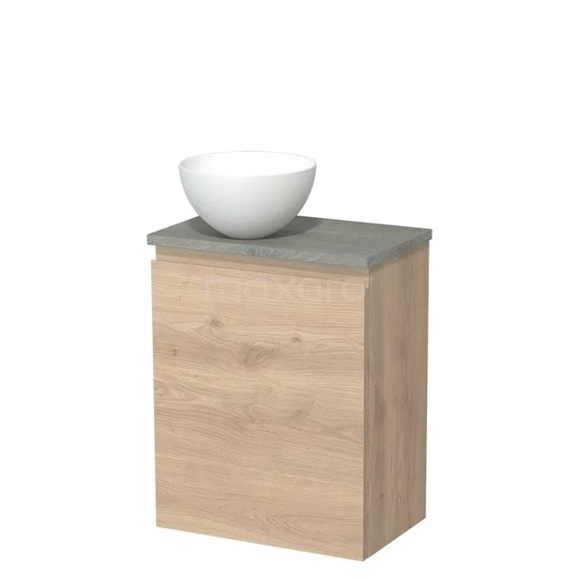 Houten badkamerkast met natuurstenen blad en witte opzetwastafel, compact design ideaal voor moderne badkamers.