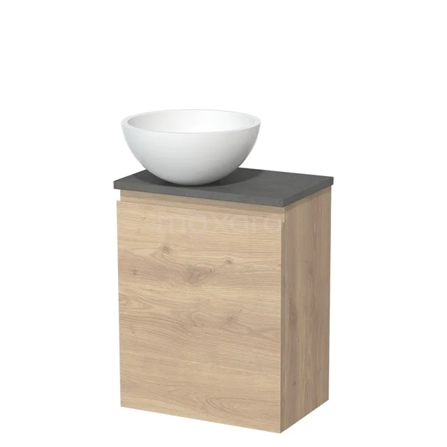 Badkamermeubel houtlook met staande kast, zwart blad en witte keramische waskom. Compact design voor moderne badkamers.
