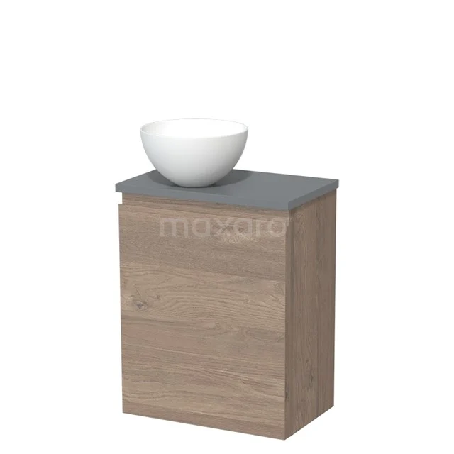 Houten badkamermeubel met hangend eiken kastje, grijs blad en witte keramische waskom, compact en modern design.