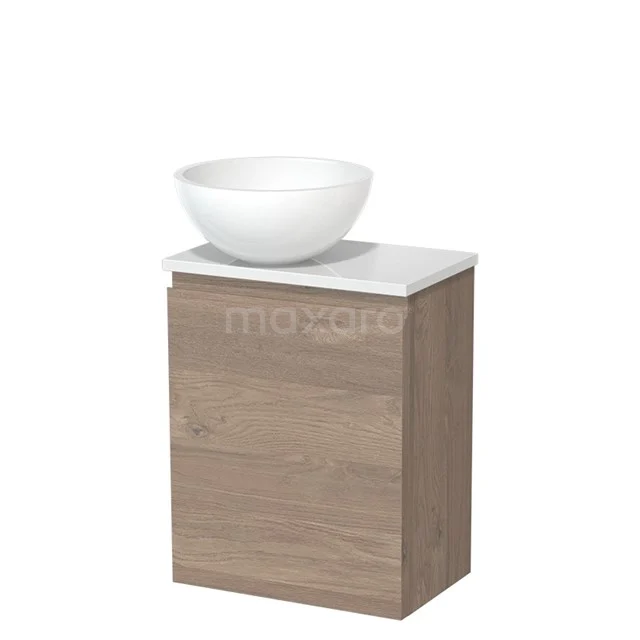 Houten badkamermeubel met witte komvormige wastafel, compact design, ideaal voor moderne badkamers.