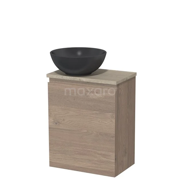 Houten badkamermeubel met eikenlook en zwarte wastafel, compacte opslagoplossing voor stijl in kleine badkamers.