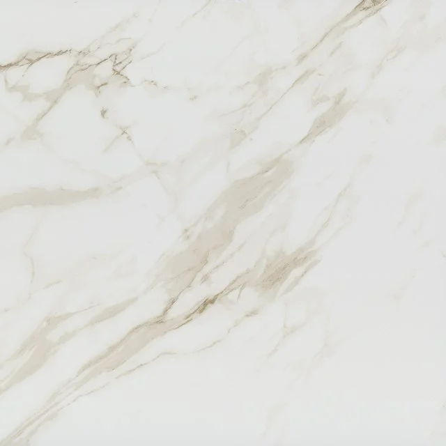 Marmor Badezimmerfliese mit einem weißen Grund und beigen Adern, ideal für eine luxuriöse und stilvolle Badezimmergestaltung.