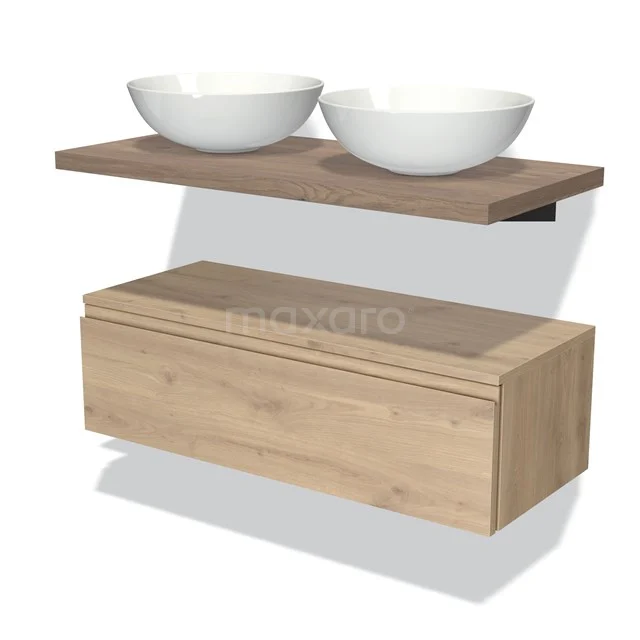 Houten badkamermeubelset met wandplank, dubbele witte waskommen en lade; modern ontwerp in eikenlook.